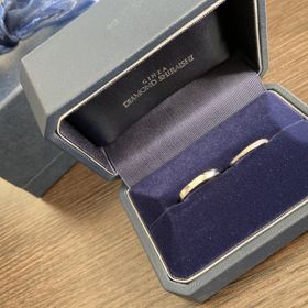 【銀座ダイヤモンドシライシの口コミ】 細めでダイヤモンドが入っているものを探していましたが、下から見ても上…