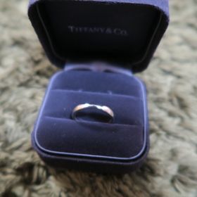 【ティファニー(Tiffany & Co.)の口コミ】 婚約指輪をハーモニーにしたので、お揃いでつけたかったから。重ねづけす…