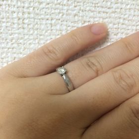 【ティファニー(Tiffany & Co.)の口コミ】 私の指は幼い感じでプニプニとした印象です。ボリュームのある指輪だと、…