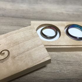 【SORA(ソラ)の口コミ】 曲線がとても綺麗で、指輪をつけたときにも少しずつ色が見える点も良かっ…