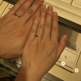 【俄(にわか)の口コミ】 穏やかな水の流れのような、細めでゆるやかなV字の美しい指輪でした。ダイ…