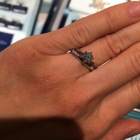 【ROYAL ASSCHER(ロイヤル・アッシャー)の口コミ】 手が小さいため細身のリングを探しており、上品にダイヤモンドが輝くこち…