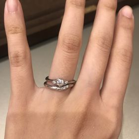 【AMOUR AMULET(アムール・アミュレット)の口コミ】 婚約指輪と結婚指輪を重ね付けしても違和感なく使用できるデザインにした…