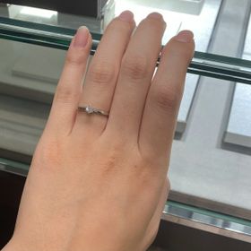【アイプリモ(I-PRIMO)の口コミ】 婚約指輪らしいストレート・一石タイプで、シンプルなデザインがとても上…