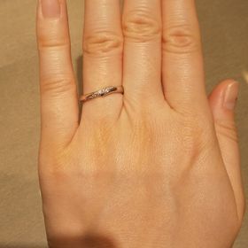 【アイプリモ(I-PRIMO)の口コミ】 指がキレイに見えるウェーブ感が、着けた時に本当に指に馴染んで、すっと…