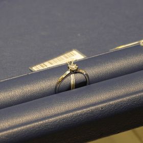 【銀座ダイヤモンドシライシの口コミ】 ストレートタイプでとにかくダイヤモンドの輝きが素敵でした。わたしの指…