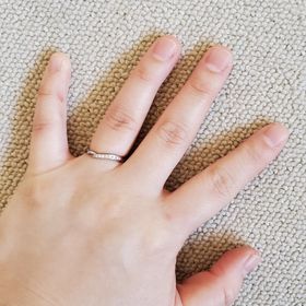 【COLANY(コラニー)の口コミ】 指が少しでも細く見えるようにV字のデザインを選びました。旦那さんは私が…