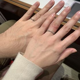 【銀座ダイヤモンドシライシの口コミ】 真ん中がくぼんだリボンのようなデザインがとても可愛く、さらに輝くダイ…