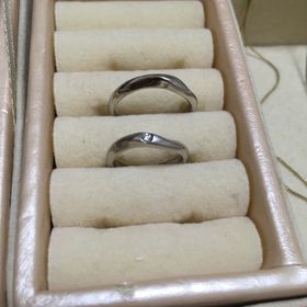 【ROYAL ASSCHER(ロイヤル・アッシャー)の口コミ】 ショーケースにならんでいる、さまざまな指輪を、見ました。婚約指輪はい…