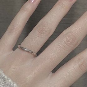 【et toi(エトワ)の口コミ】 派手すぎず、少しだけ曲線のある指輪がほしくて、試着させてもらいました…