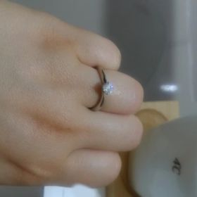 【4℃ BRIDAL(ヨンドシーブライダル)の口コミ】 ひねりの入ったデザインであり指が長く綺麗に見える部分が気に入りました…