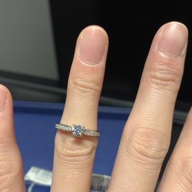 【銀座ダイヤモンドシライシの口コミ】 日常的に結婚指輪との重ね付けが出来る指輪を探しており、ダイヤモンドシ…