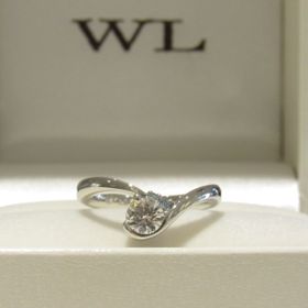 【輪-RIN-の口コミ】 シンプルなのに個性的なデザインが気に入りました！
メインのダイヤモンド…