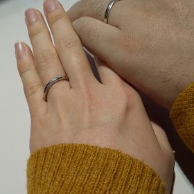 【TRECENTI(トレセンテ)の口コミ】 ストレートラインでメレが入っています。メレの入り方がとても特徴的で、…