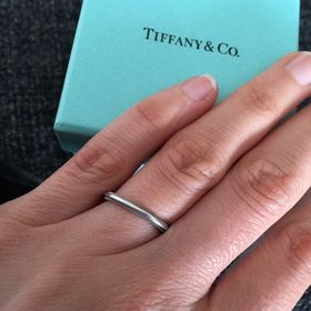 【ティファニー(Tiffany & Co.)の口コミ】 婚約指輪もティファニーにしたので、重ね付けできるものができる指輪にし…