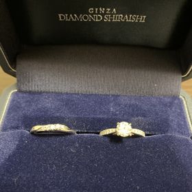 【銀座ダイヤモンドシライシの口コミ】 婚約指輪は当初シンプルなデザインにしようと思っていましたが、色々見る…