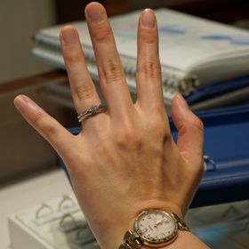 【銀座ダイヤモンドシライシの口コミ】 指輪がとてもきれいに見えるデザインで、どの角度から見られても、キラキ…