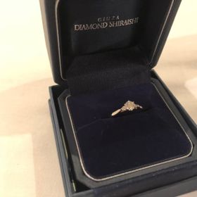 【銀座ダイヤモンドシライシの口コミ】 いろんな婚約指輪を試着しましたが、こちらはダイヤモンドの両脇に小さめ…