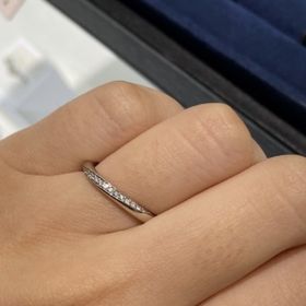 【4℃ BRIDAL(ヨンドシーブライダル)の口コミ】 ダイヤモンドが斜めに入っていて、ほかの指輪と被らない点がおすすめです…