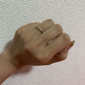 【俄(にわか)の口コミ】 ゆるやかなカーブが素敵で、さりげないダイヤモンドにも惹かれました。結…
