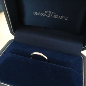 【銀座ダイヤモンドシライシの口コミ】 シンプルなデザインとダイヤが彫り止めになっているところです。中央に並…
