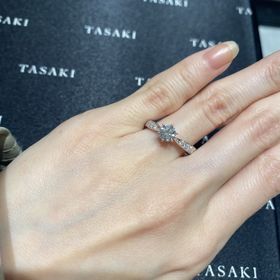 【TASAKI(タサキ)の口コミ】 こちらの指輪はとても人気のあるデザインとのことでした。センターダイヤ…