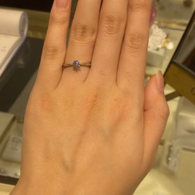 【CHARMY(チャーミー)の口コミ】 王道の一石ストレートタイプで、ダイヤの下にも小さなダイヤが詰まってお…