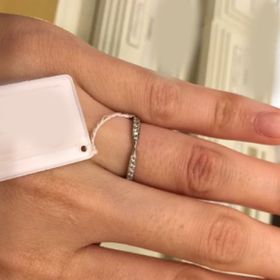 【Mariage ent(マリアージュエント)の口コミ】 シンプルなストレートラインが中央に集まるようなフォルムが個性的なリン…