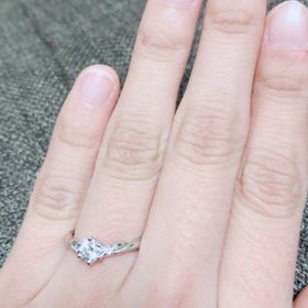 【COLANY(コラニー)の口コミ】 指が長く見えるV型にしたかったのですが、見るからにV！という感じは好き…