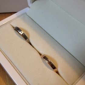 【輝彩(きさい)の口コミ】 男性用はツヤ消しで、スーツにも私服にも馴染む所が良いです。女性用はピ…