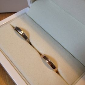 【輝彩(きさい)】の口コミ 男性用はツヤ消しで、スーツにも私服にも馴染む所が良いです。女性用はピン...