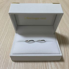 【Mariage ent(マリアージュエント)の口コミ】 2人ともに似合うデザインをたくさん試着して決めました。
また、婚約指輪…
