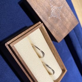 【PORTADA(ポルターダ)の口コミ】 ウェーブ型のデザインで、奥さんの指輪のダイアモンドが際立つものを探し…