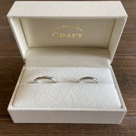 【CRAFY(クラフィ)の口コミ】 細さや色合いなど、婚約指輪に合うかどうかで決めました。また、婚約指輪…
