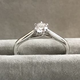 【銀座ダイヤモンドシライシの口コミ】 ダイヤモンドとリングを選ぶシステムだったので
その二つについて書きます…