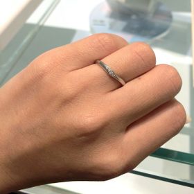 【CAFERING(カフェリング)の口コミ】 細身で流れるようにメレダイヤが入った理想のデザインだった為。
派手過ぎ…