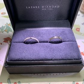 【ラザール ダイヤモンド(LAZARE DIAMOND)の口コミ】 女性:婚約指輪に似合う指輪を探していました。
ウィズのデザインに一目惚…