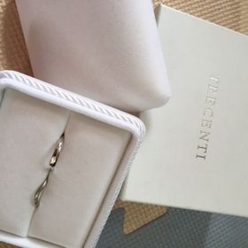 【TRECENTI(トレセンテ)の口コミ】 V字でダイヤが３連のこちらの指輪に一目惚れ。でも、ピンクダイヤの指輪が…