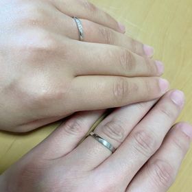 【RosettE(ロゼット)の口コミ】 女性の細めデザインと、男性の表面のマット加工が、気に入りました！
細め…