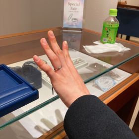 【銀座ダイヤモンドシライシの口コミ】 シンプルなデザインなので、普段の生活にも馴染んでくれると思った。また…