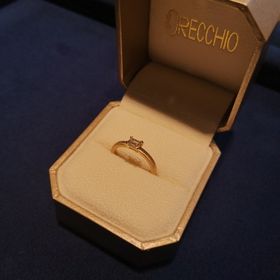 【ORECCHIO(オレッキオ)の口コミ】 指輪のデザインはエメラルドカットで、リングはイエローゴールドです。光…