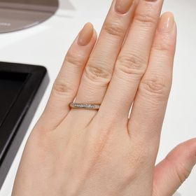 【ラザール ダイヤモンド(LAZARE DIAMOND)の口コミ】 ハーフエタニティタイプの指輪で探していました。
その中でも、センターの…