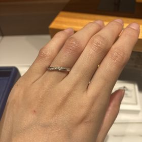 【銀座ダイヤモンドシライシの口コミ】 ウェーブ型で細身のリングはスタイル良く見え、とても気に入りました。永…
