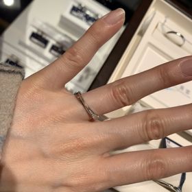 【ROYAL ASSCHER(ロイヤル・アッシャー)の口コミ】 ごつごつしない程度のダイヤが半分施されています。婚約指輪を重ね付けす…