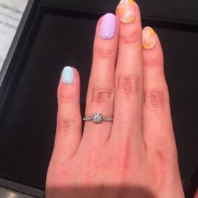 【ティファニー(Tiffany & Co.)の口コミ】 アームはセンターダイヤの周辺を絞ったデザインで、指が綺麗にみえました…