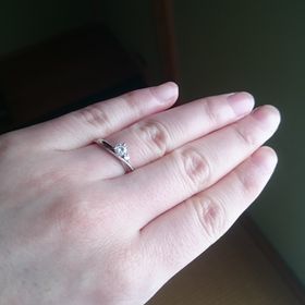 【Une Mariage(アンマリアージュ)】の口コミ 指輪が似合わない指なので、合うのもをいろいろ試着させてもらって、つけて...