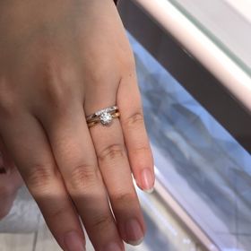 【TRECENTI(トレセンテ)の口コミ】 シンプルでダイヤモンドが一連についているデザインがよく、店内をとても…