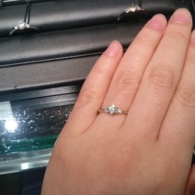 【ラザール ダイヤモンド(LAZARE DIAMOND)の口コミ】 中央のダイヤモンドの両サイドにメレダイヤが配置されていて、実際のカラ…