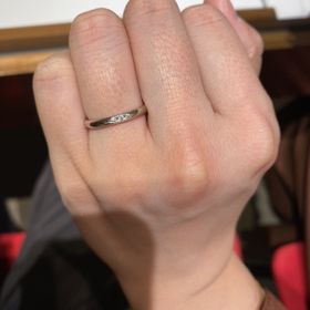 【銀座ダイヤモンドシライシの口コミ】 プラチナの素材で、小さめのダイアモンドが３つあしらわれたものです。百…