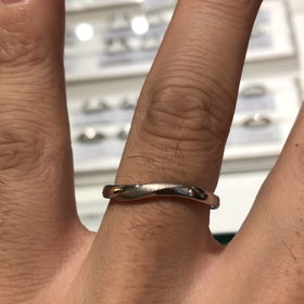 【アイプリモ(I-PRIMO)の口コミ】 男性用の結婚指輪はシンプルな物が多い中、デザインにおいてウェーブが有…